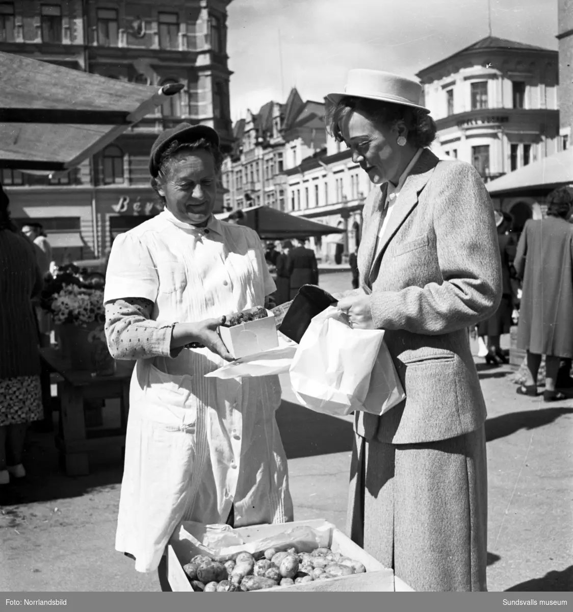 Torghandeln är livlig på Stora torget 1949.