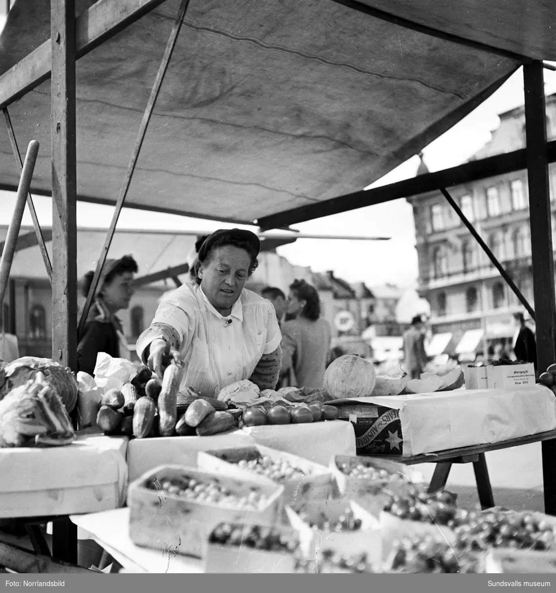 Torghandeln är livlig på Stora torget 1949.