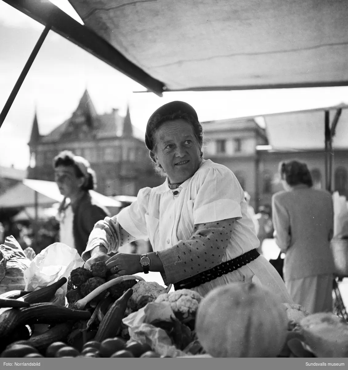 Torghandeln är livlig på Stora torget 1949.