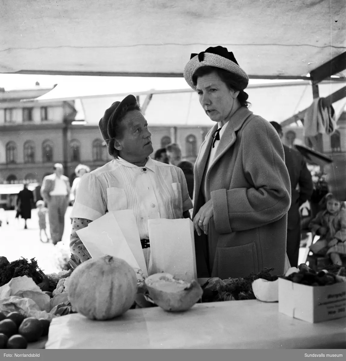 Torghandeln är livlig på Stora torget 1949.