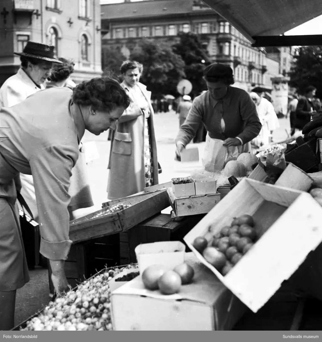 Torghandeln är livlig på Stora torget 1949.