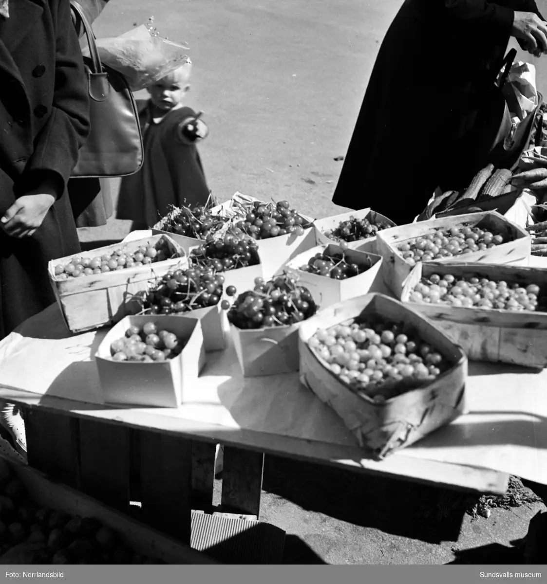 Torghandeln är livlig på Stora torget 1949.