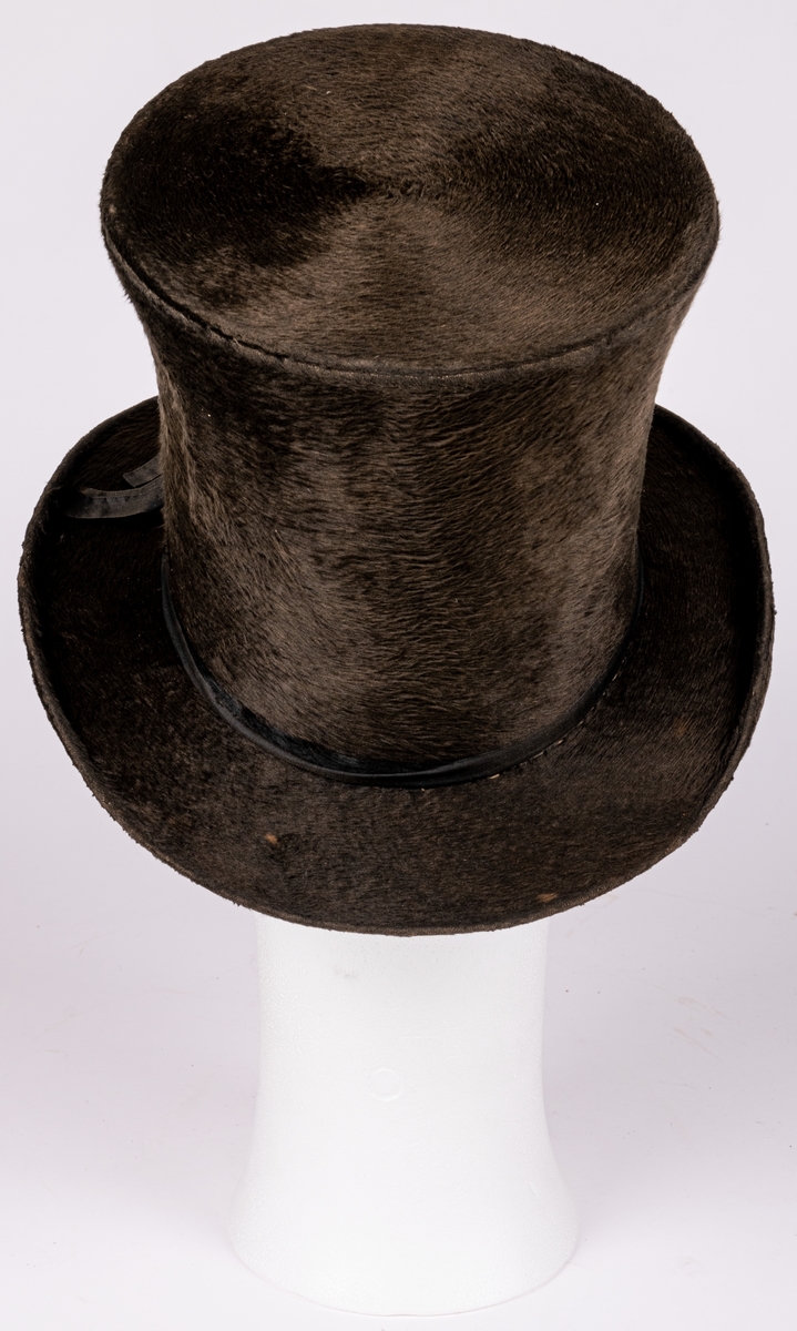 Stormhatt med lång felb. Hög form. Kyrkhatt från 1800-talets förra hälfta.