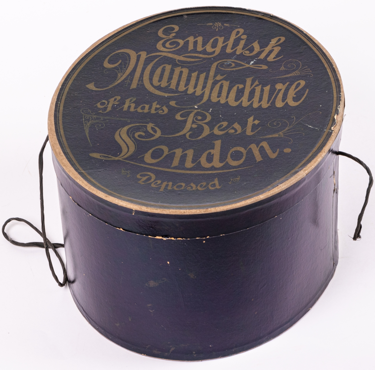 Stormhatt märkt Aktiebolaget J.W Haglund, N. Kungsgatan 1, Gefle. Svart.
Höjd 14cm, brättbredd 4,5cm.
Hattask av svart papp med guldtext på locket. English manufacture of hats. Best London deposed.