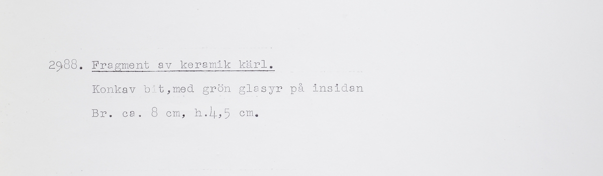 Buk-/bottenfragment av tyskt, ljust yngre rödgods med ljusgrön glasyr på skärvans insida. Tillverkad i västra Tyskland år 1500 - 1599.