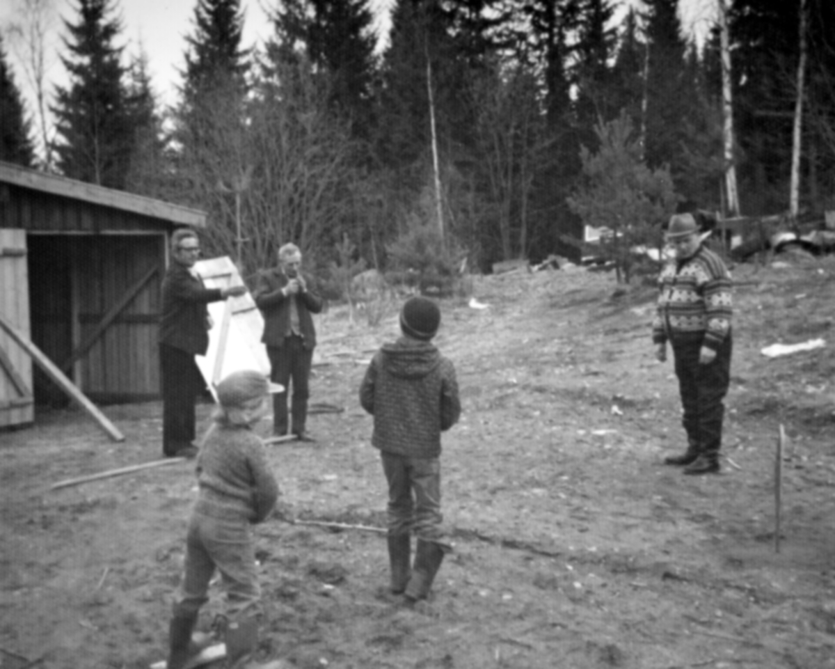 Stene, hos Bjørg og Kåre Holmen, Stange. Spretting på stikka. langfredag, påske, Foran f.v. Finn Vidar Madsen, Magnar Holmen. Bak.f.v. Leif Ramseth, Jens Maurdalen, Sverre Simensen