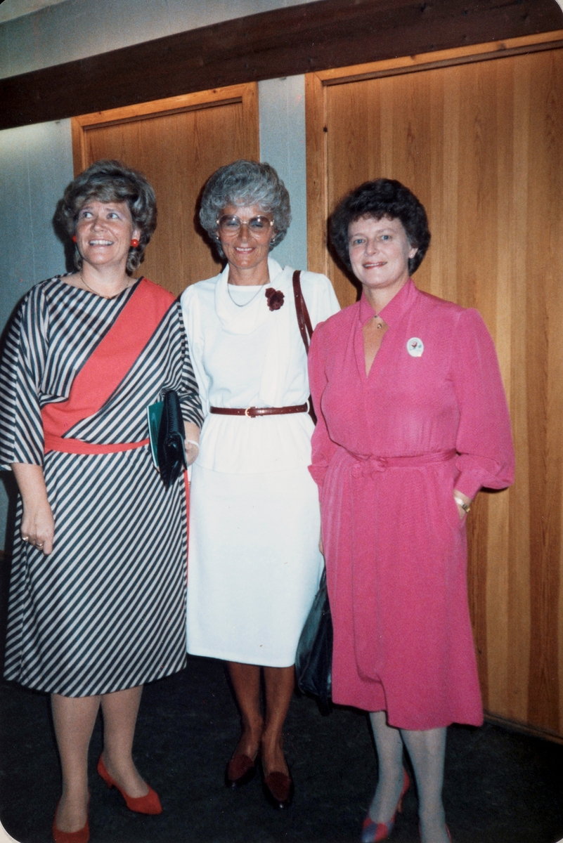Stange Arbeiderlag 100 år. Jubileumsfest, Tingvold. F.v. Eirin Fallet, Karin Edvinsen  og hedergjest og leder i Det norske Arbeiderpartiet Gro Harlem Brundtland