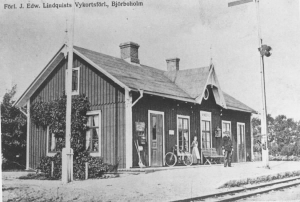 Vykort med station (Vinberg?) utmed Falkenbergs Järnväg, Falkenberg-Limmared. Vykortsförlag: J Edw Lindquists Vykortsförlag Björboholm.