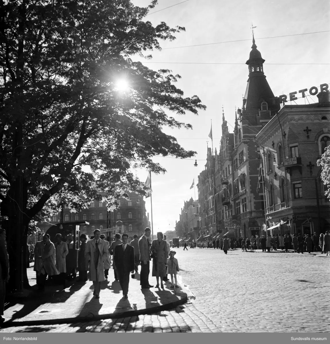 Folkvimmel och trafik i Stenstaden, bilder tagna Storgatan västerut från Esplanaden.