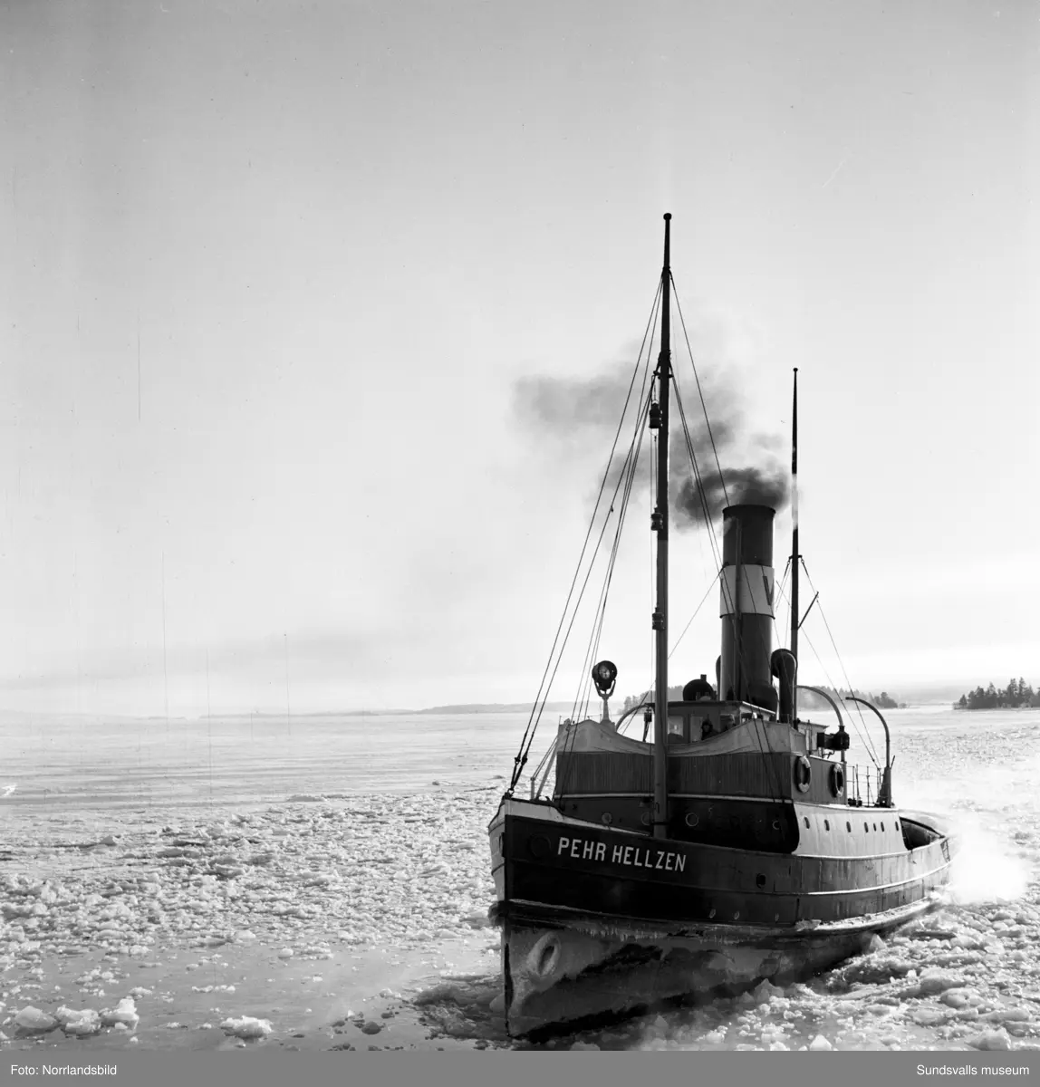 En grupp bilder med lotsarna och lotsbåten Pehr Hellzen i Vivstavarv och Fagervik.