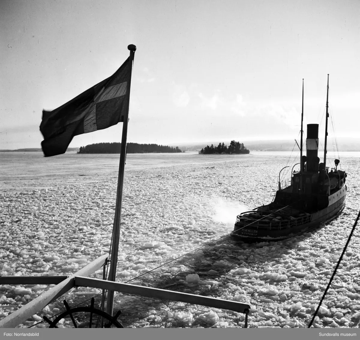 En grupp bilder med lotsarna och lotsbåten Pehr Hellzen i Vivstavarv och Fagervik.