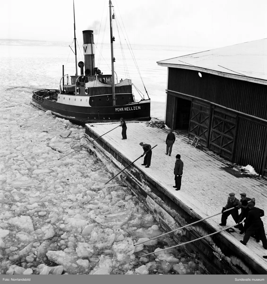 En grupp bilder med lotsarna och lotsbåten Pehr Hellzen i Vivstavarv och Fagervik.