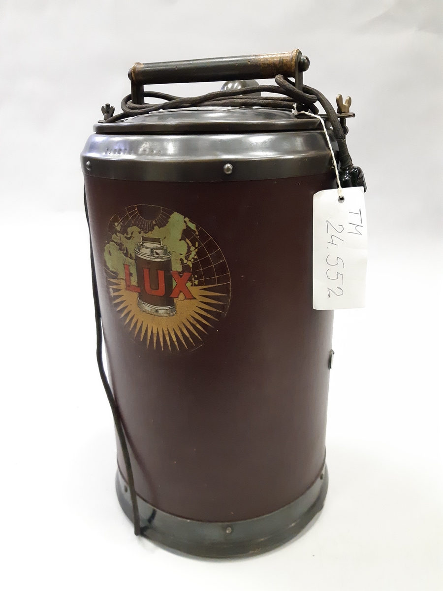 Elektrisk dammsugare.
Tillbehör: Sugslang, 2 st sugrör, 2 st munstycken, 2 st borstmunstycken.