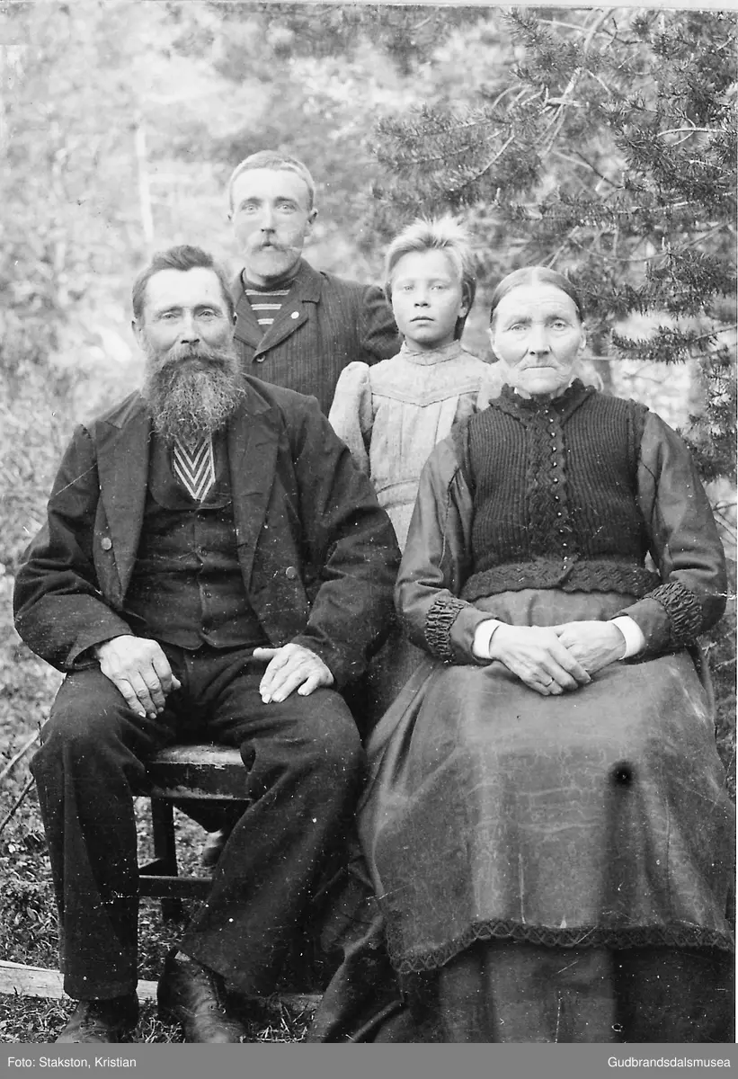 Rasmus Lund, Marlosøygard (frå nord i Lund f. 1846) med familie ca. 1915