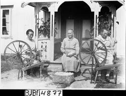 Tre damer spinner og karder, Valen, Vallersund