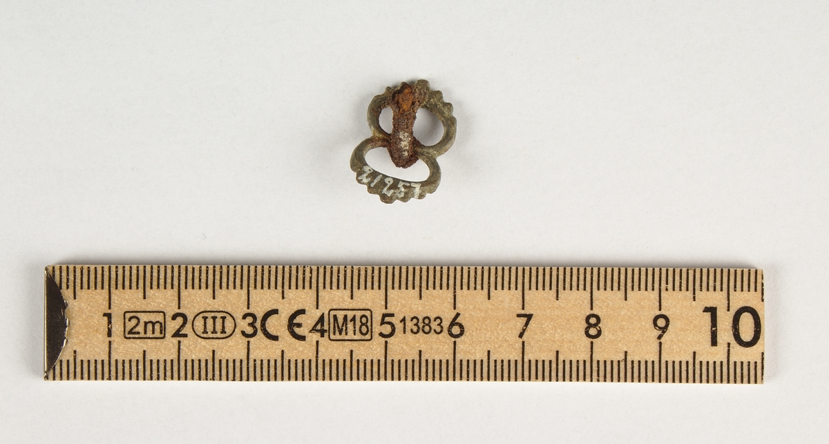 Sölja i brons. Ornerad.