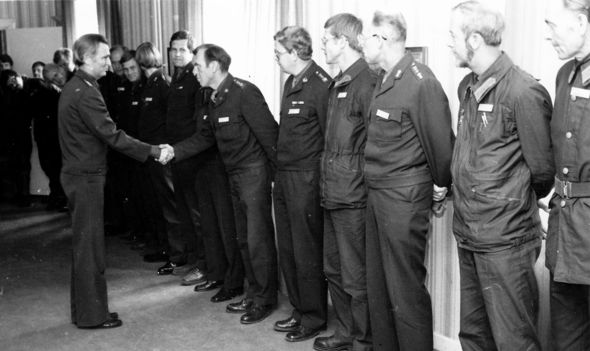 Kompaniofficersmässen, 1979

Öv 1. Åke Eriksson tillträder 1979 som fobef efter att tidigare varit chef för A 1, Linköping.
Han tog emot resp. befälskår på sina mässar med början hos kompaniofficerarna.
OBS! 3 bilder.

Bild 1: Ordf för kompanioff kn Sven-Olof Svensson lämnar av till regch på kompoffmässen. Frv. (i bakgrunden) Gunnar Ståbi, Hans Liljenstolpe, Jan Blomkvist, Jan-Åke Gustafsson, Björn Liljehag, Alf Landin, Per-Olof Rosén, Krister Eriksson, Roger Granath, Rune Lanzen, Christer Blomlöf, Dan Stenmark, Olle Wahlström, Staffan Löding, Kent Ekman, Börje Jönsson och Tage Berglund

Bild 2: På bilden har tillkommit längst bak Per Andersson och till höger Lennart Lagestrand.

Bild 3: På bilden har till höger tillkommit Stig Alsing, Ivan Morelius och Arne Ljungsberg.