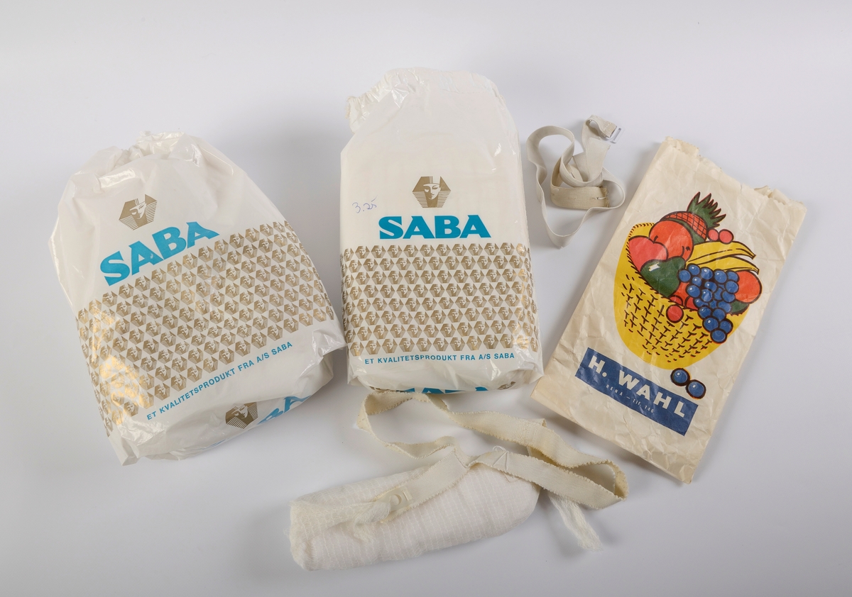 En åpnet pakke bind av merket Saba. En uåpnet pakke bind av merket Saba. En papirpose for å legge bindpakker i i butikken. En bindholder. En bindholder med et festet bind.