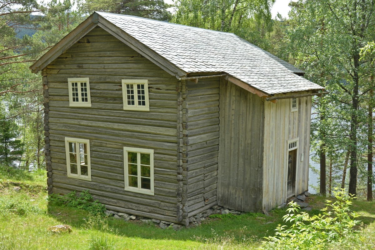 Bygning i to høgder frå Vestre Slidre