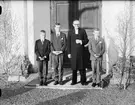 Kyrkoherde Emil Umareus med konfirmander, Hökhuvuds kyrka, Uppland