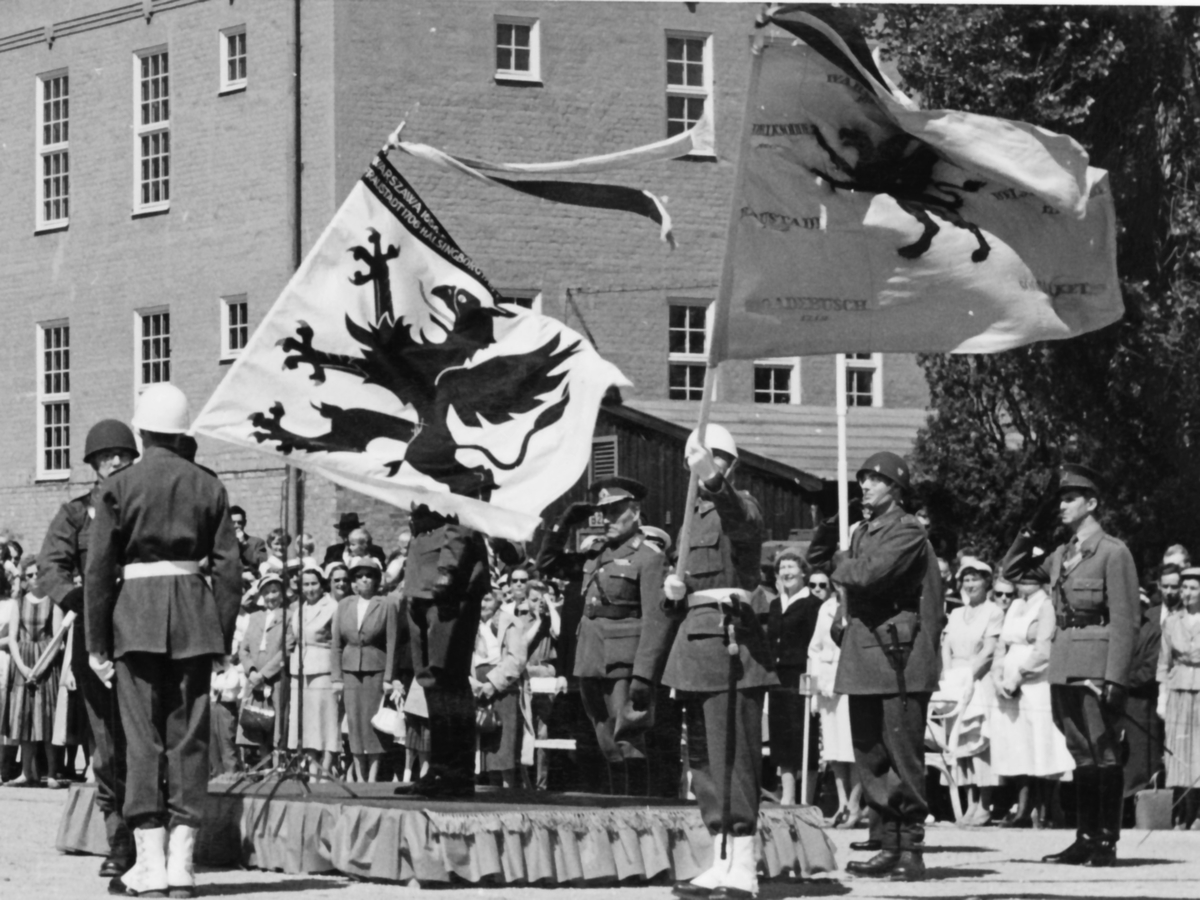 Fanöverlämning den 7 juni 1958

Fanorna skiftas.