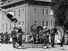 Fanöverlämning den 7 juni 1958

Den nya fanan visas för första gången, samtidigt troppas 1850 års fana för sista gången.

OBS! två bilder.