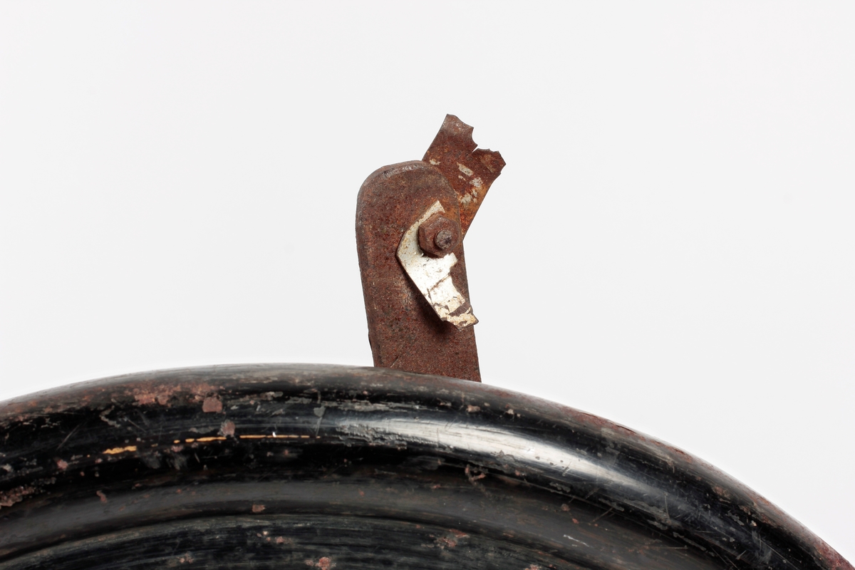 Krummet styre m/gummiholker på rett stang. Foran stanga kort stolpe m/skrue og ledning. På stanga sveiv m/tannhjul. Nederst horisontal jernstolpe med pedaler, tannhjul og hjul m/DI 41 cm Sykkelen står på 2 føtter, den fremste bredere enn den bak. Tidl. reg.: "Sirkus Direktør Carl Norbecks Mosjons Sykkel. Ut- lånt av Ullensaker Kisa Idrettslag 1961" Om Karl Norbeck, se to avisutklipp, det ene datert 5/11 1962.

A: Mosjonssykkel
B: Løse gummihåndtak, 2 stk.