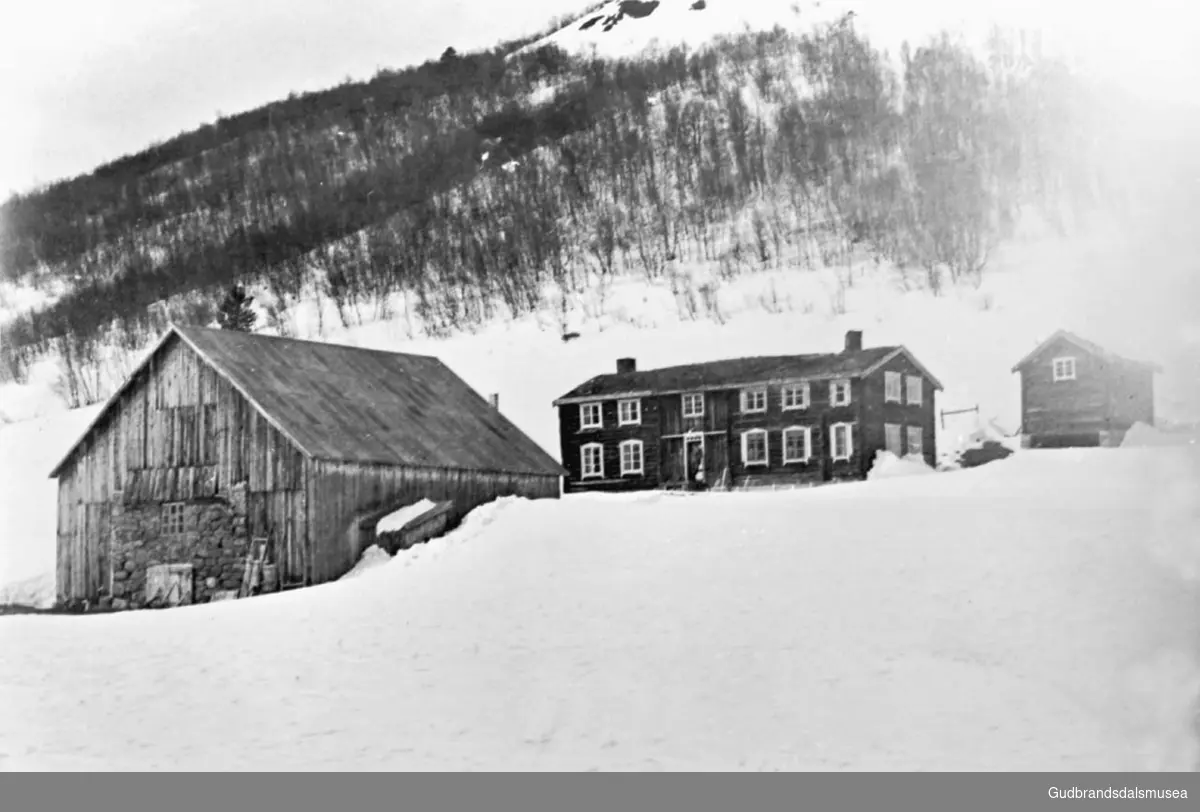 Gårdstun, bygninger, fra sørøst, det er vinter, fjellandskap.