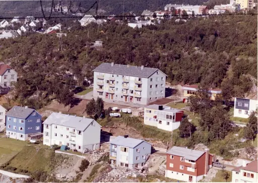 Tore Hunds gate (bak husene i rutene 17, 18, 28 og 30), og Selsbanes gate bak det store huset. Tore Hunds gate 15 og 13 i rutene 26 og 27  Ved 3 og 4 hadde Jernbanen (NSB) i sin tid (fra ca. 1902) et vannbasseng. Kan være utenfor billedkant, rute 16?