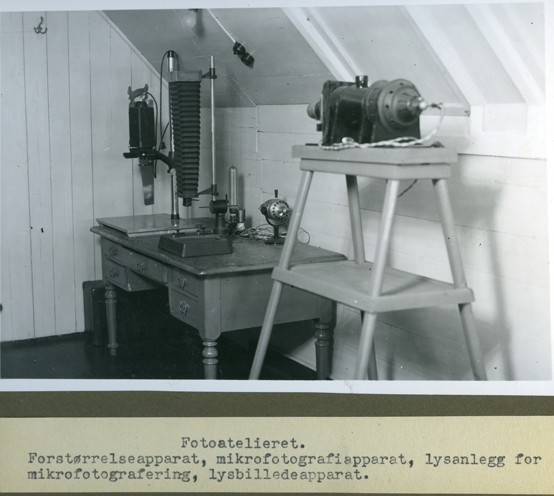 Brunt album med 21 fotografier i sorthvitt. Mest interiørbilder fra Stavanger politikammers kriminaltekniske avdeling. Bildene viser fotoatelieret med utstyr og innredning, mørkerommet, tegnesal- og kartotekrom, og opplysningsavdelingens rom med kriminalmuseum. I tillegg finnes det nærbilde av noen av gjenstandene utstilt i museet; bevismateriale fra drapsforsøk, en revolver, innbruddsverktøy og beslaglagte legeinstrumenter som har tilknytning til illegal abort. Bakerst i albumet finnes portretter av en forbryter før og etter forkledning og en kvinne tvangsinnlagt for kjønnssykdom før og etter tvangsklipping.