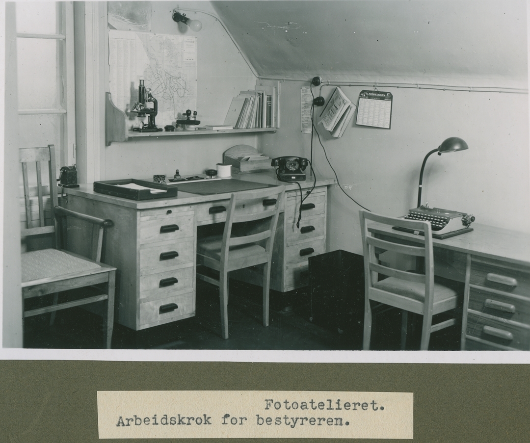 Brunt album med 21 fotografier i sorthvitt. Mest interiørbilder fra Stavanger politikammers kriminaltekniske avdeling. Bildene viser fotoatelieret med utstyr og innredning, mørkerommet, tegnesal- og kartotekrom, og opplysningsavdelingens rom med kriminalmuseum. I tillegg finnes det nærbilde av noen av gjenstandene utstilt i museet; bevismateriale fra drapsforsøk, en revolver, innbruddsverktøy og beslaglagte legeinstrumenter som har tilknytning til illegal abort. Bakerst i albumet finnes portretter av en forbryter før og etter forkledning og en kvinne tvangsinnlagt for kjønnssykdom før og etter tvangsklipping.