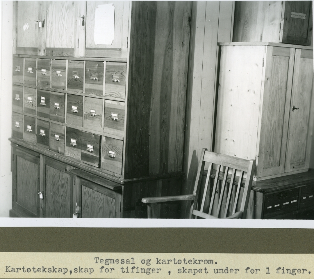 Brunt album med 21 fotografier i sorthvitt. Mest interiørbilder fra Stavanger politikammers kriminaltekniske avdeling. Bildene viser fotoatelieret med utstyr og innredning, mørkerommet, tegnesal- og kartotekrom, og opplysningsavdelingens rom med kriminalmuseum. I tillegg finnes det nærbilde av noen av gjenstandene utstilt i museet; bevismateriale fra drapsforsøk, en revolver, innbruddsverktøy og beslaglagte legeinstrumenter som har tilknytning til illegal abort. Bakerst i albumet finnes portretter av en forbryter før og etter forkledning og en kvinne tvangsinnlagt for kjønnssykdom før og etter tvangsklipping.