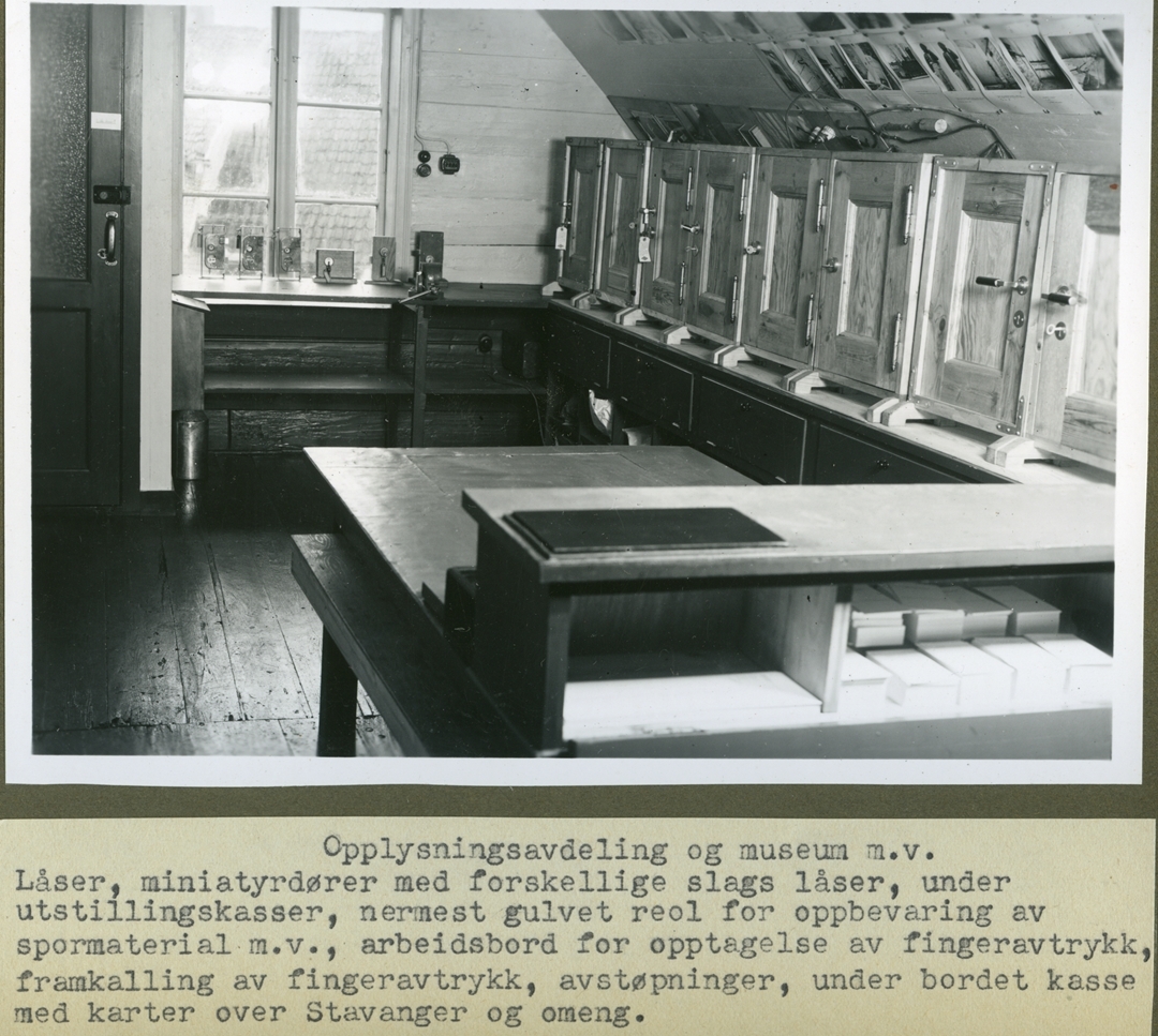 Brunt album med 21 fotografier i sorthvitt. Mest interiørbilder fra Stavanger politikammers kriminaltekniske avdeling. Bildene viser fotoatelieret med utstyr og innredning, mørkerommet, tegnesal- og kartotekrom, og opplysningsavdelingens rom med kriminalmuseum. I tillegg finnes det nærbilde av noen av gjenstandene utstilt i museet; bevismateriale fra drapsforsøk, en revolver, innbruddsverktøy og beslaglagte legeinstrumenter som har tilknytning til illegal abort. Bakerst i albumet finnes portretter av en forbryter før og etter forkledning og en kvinne tvangsinnlagt for kjønnssykdom før og etter tvangsklipping.