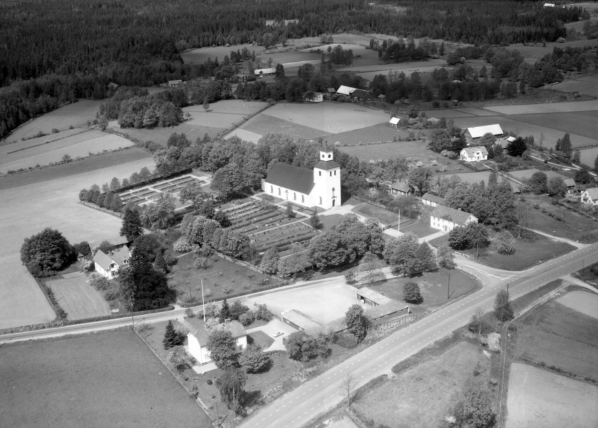 Väckelsångs kyrka och kyrkogård, 1964.