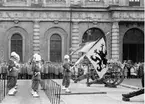 Högvakt den 13 augusti 1958

Pågående vakten ur Vingåkers kompani på Gevärsbron.
Bild 1. Uppställda inför fanmarsch.
Bild 2. Fanmarschen genomförd, precis före vändning helt om.