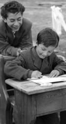 Skolundervisning för romska barn vid Frihamnen i Malmö 1954.