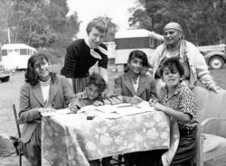 Sommarskola för romer i Karlskrona 1956 med undervisande lär