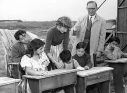 Skolundervisning vid Frihamnen i Malmö 1954. Lärarinnan är p