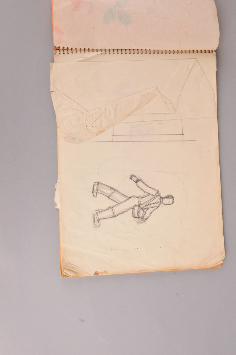 Teikneblokk med skisser. Har tilhøyrt Anne Grimdalen. Kartong omslag, kvite, tynne ark inni.Nokre av arka er det teikna på. Spiral i toppen.