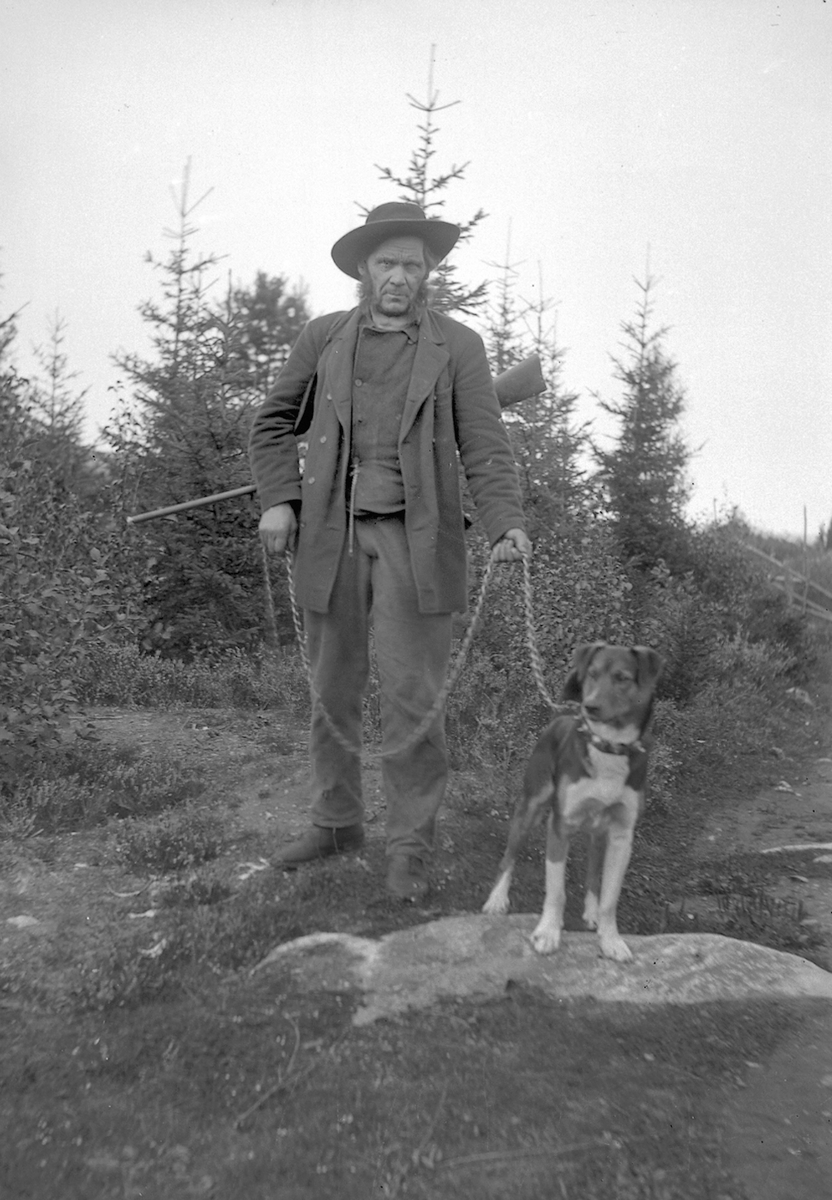 På bilden syns ”Stor-Johan”, förtennare och kopparslagare. Enligt Per Asplunds artikel i Hälsingerunor (1954) var Johan av resandesläkt och ska ha rest i hela Skandinavien och Finland.  Då han blev äldre arbetade han främst i Dalarna och Hälsingland. Då återkom han till vissa gårdar för härbärge och gjorde därifrån utflykter för att samla in kärl i bygden som skulle repareras. På sommaren lastade han redskapen på en vagn, om vintern på en kälke. Johan var känd för att göra ett bra arbete och berättade gärna om platser han besökt. Arbete med metallhantverk som förtenning och kopparslageri har historiskt varit vanligt bland resande i Sverige och Norge.