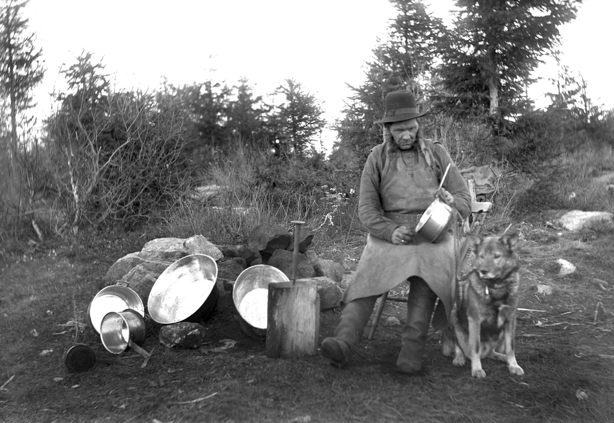 På bilden syns ”Stor-Johan”, förtennare och kopparslagare. Enligt Per Asplunds artikel i Hälsingerunor (1954) var Johan av resandesläkt och ska ha rest i hela Skandinavien och Finland.  Då han blev äldre arbetade han främst i Dalarna och Hälsingland. Då återkom han till vissa gårdar för härbärge och gjorde därifrån utflykter för att samla in kärl i bygden som skulle repareras. På sommaren lastade han redskapen på en vagn, om vintern på en kälke. Johan var känd för att göra ett bra arbete och berättade gärna om platser han besökt. Arbete med metallhantverk som förtenning och kopparslageri har historiskt varit vanligt bland resande i Sverige och Norge.