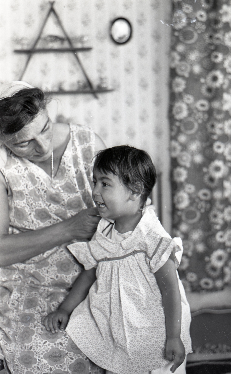 En mamma och hennes dotter porträtterade i samband med ett nyhetsreportage för Skånska Dagbladet sommare år 1963. I reportaget porträtteras familjen och hur de trivs med att ha blivit bofasta.