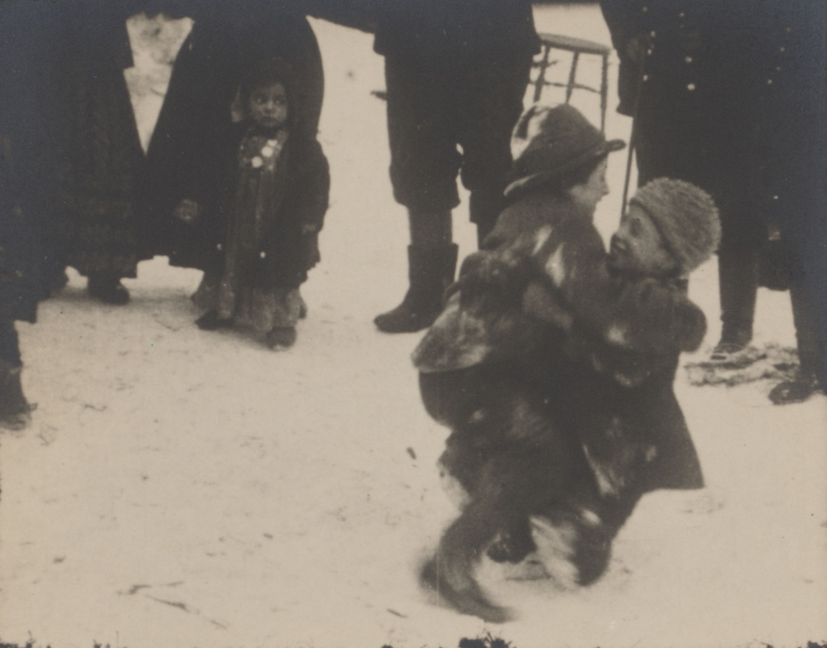 Två barn leker i snön. De tillhör den grupp romer som folkvandrar genom Europa under 1800-talets andra hälft och kommer till Sverige via Ryssland och Finland.