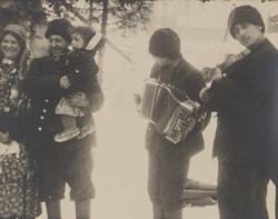 Några män spelar musik tillsammans. De tillhör den grupp rom