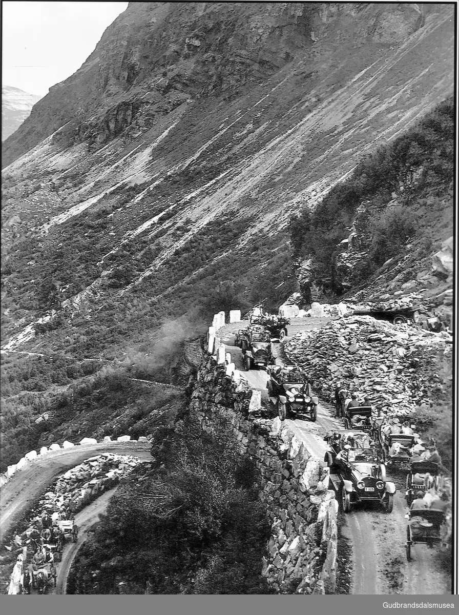 Bilar og hesteskyssar møtest i Urasvingane i Geiranger ca. 1930