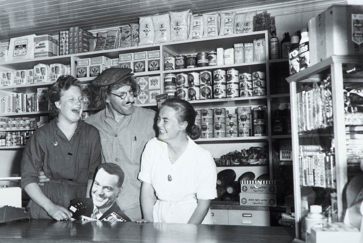 Ole Elvsruds Eftf.  Vang H. Butikk, interiør, hyller, varer, betjening, f.v. Dagny Spikkerud, Erik Spikkerud, Anny Rosenberg.