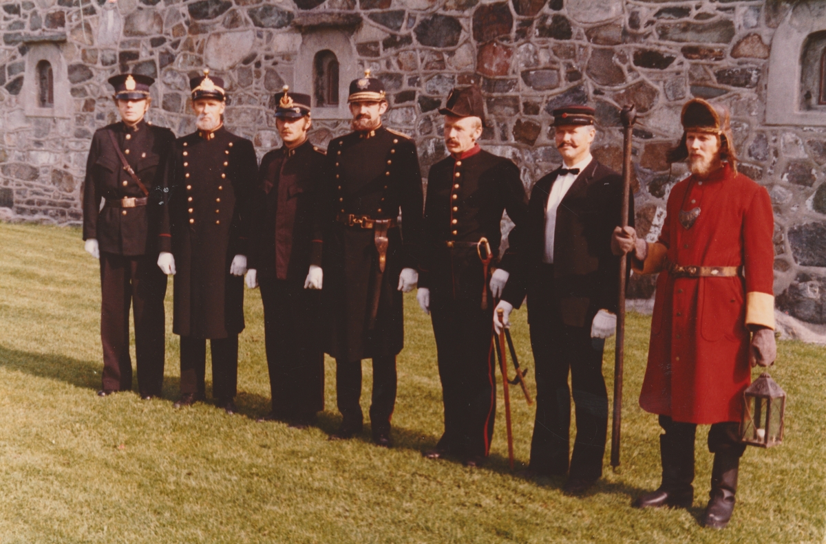 Uniformsparade utenfor Erkebispegården i forbindelse med Cicignon-jubileet i 1981