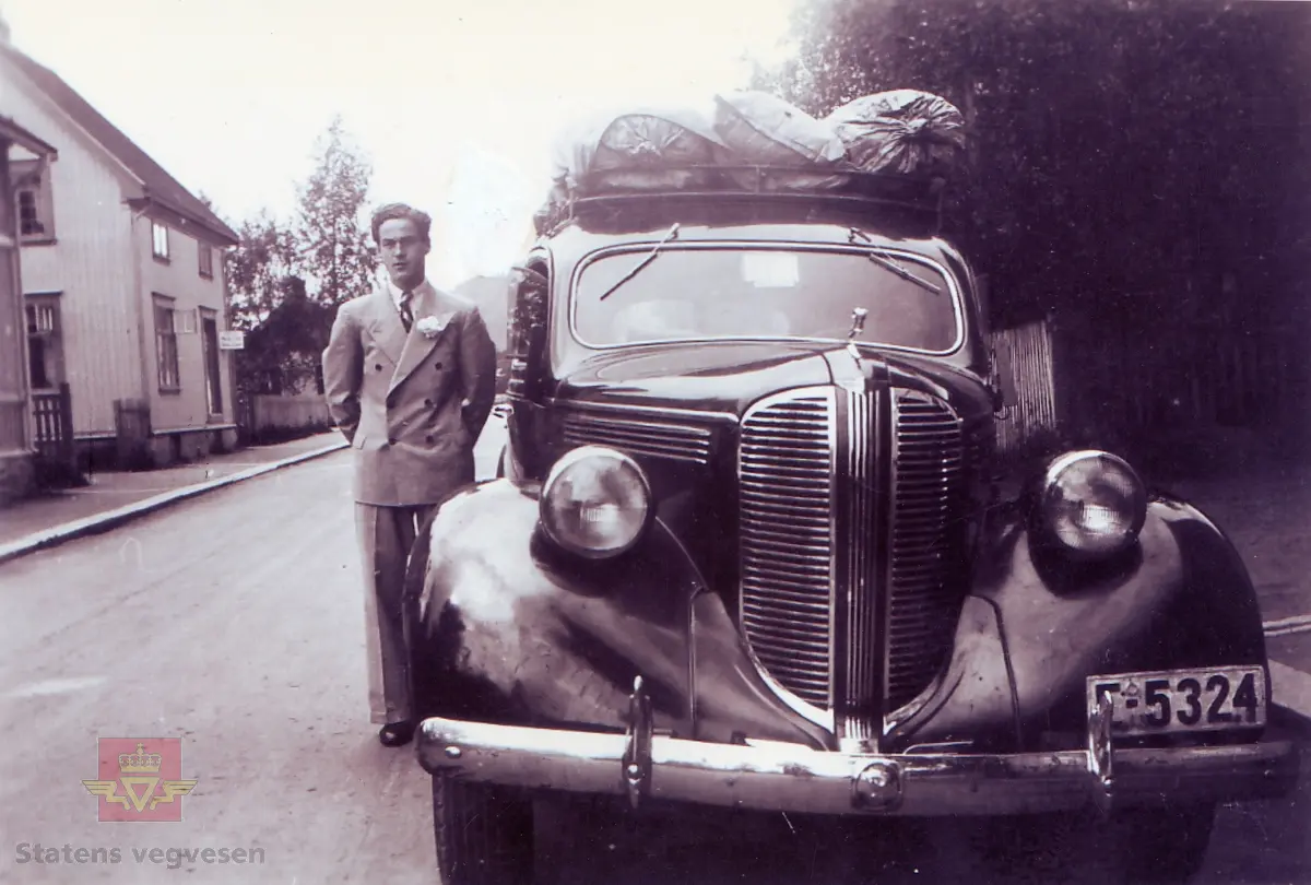 Drosje eid av Lars Bernt Lerdahl. 1938 modell Dodge med registreringsnummer E-5324. Leif Einar Lerdahl som står ved siden av bilen kjørte også drosja på fritida. Vedsekker på taket til knottgeneratoren på bilen. Bildet er tatt utenfor Fåbergata 131b under krigen.  
Bilde 2) 1957  Chevrolet 210 med reg.nr. E-5004. 
Se Relasjon og Nedlastinger lenger ned på siden.
Ref. til "Veteranvognføreren."  Blad for Lillehammer Veteranvognklubb. s29-30.