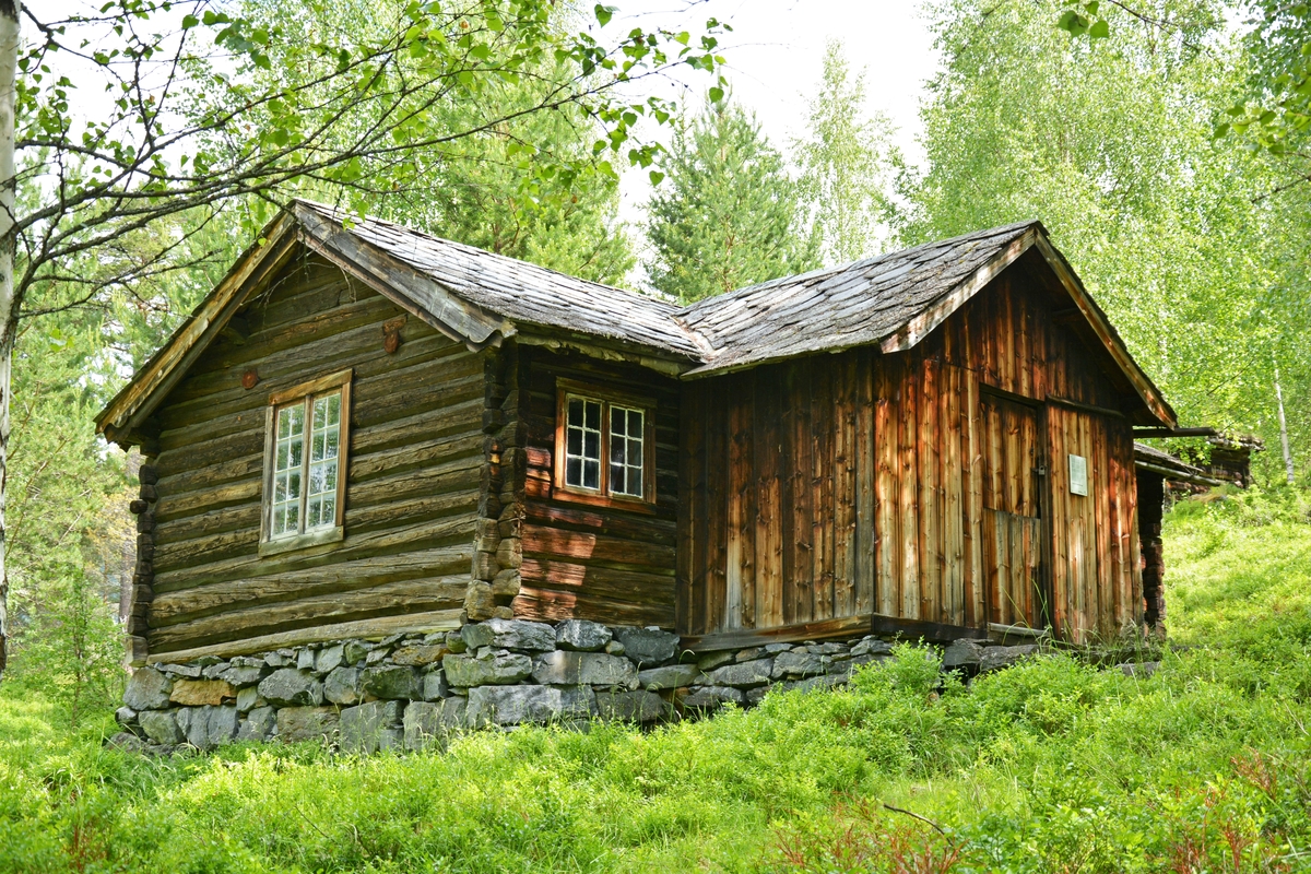 Husmannsstogo med klev og sval.