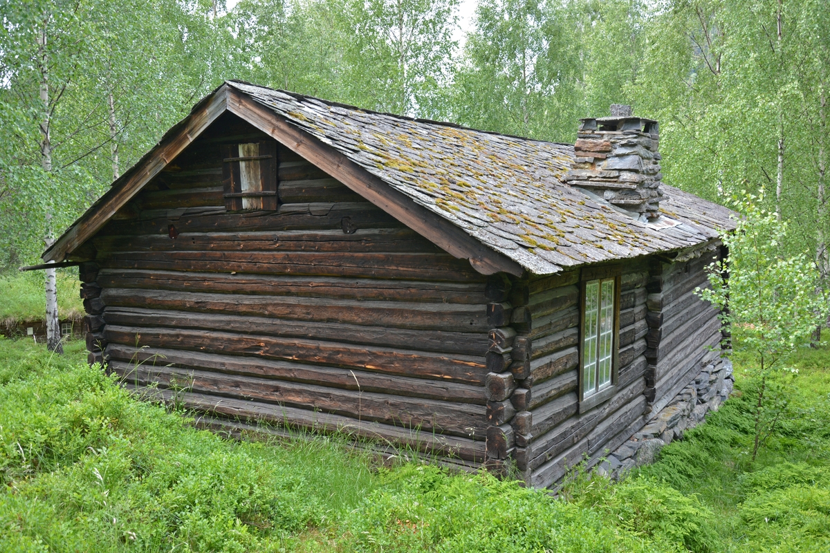 Husmannsstogo med klev og sval.